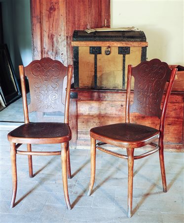 SERIE DI QUATTRO SEDIE IN FAGGIO CURVATO inizio del XX secolo schienale e...