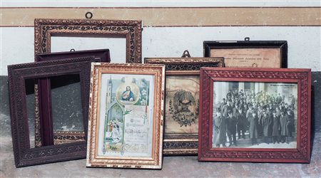 LOTTO DI CORNICI D'EPOCA tra cui alcune in pastiglia dorata, difetti (14)