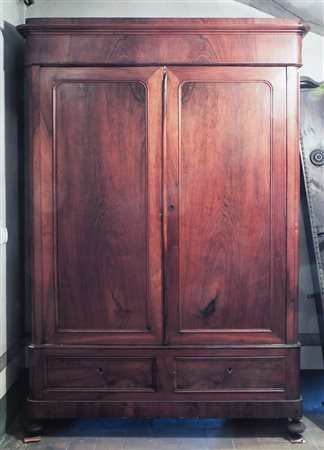 ARMADIO IN NOCE XIX secolo cappello modanato, fronte a due sportelli e due...