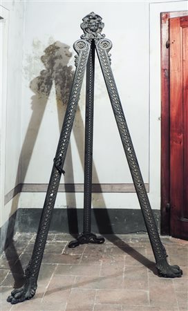 CAVALLETTO IN LEGNO EBANIZZATO E IN PARTE DORATO inizio del XX secolo...