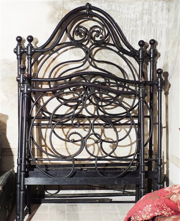 DUE LETTI SINGOLI IN FERRO BATTUTO fine del XIX secolo corredati di traverse
