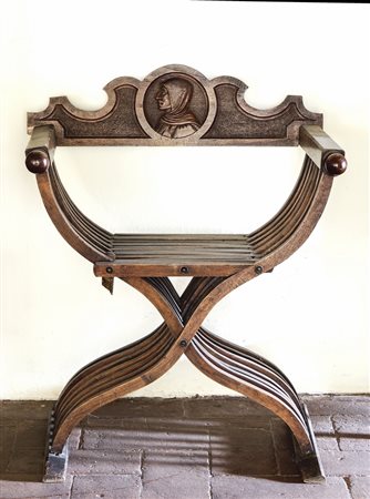 COPPIA DI POLTRONE SAVONAROLA IN NOCE fine del XIX secolo schienale sagomato...