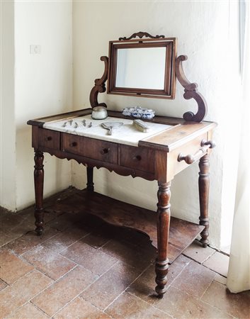 TOILETTE IN ROVERE seconda metà del XIX secolo piano con marmo incassato e...