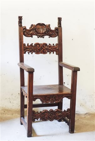 SEGGIOLONE IN NOCE fine del XIX secolo in stile neorinascimento, schienale...