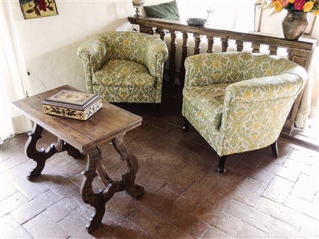 TAVOLINO BASSO IN NOCE gambe a lira riunite da traverse mosse h cm 57,5x73x40