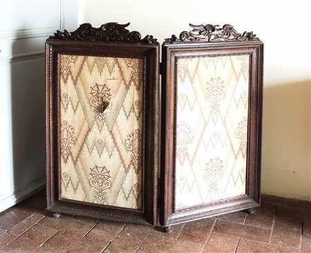 PICCOLO PARAVENTO A DUE ANTE IN NOCE fine del XIX secolo cimase intagliate...