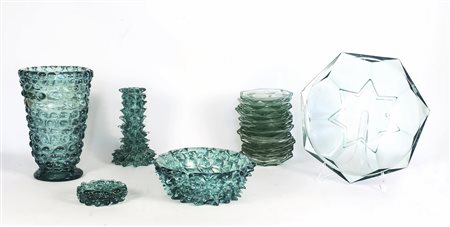 LOTTO DI OGGETTI IN VETRO VERDE tra cui serie di dodici coppette con vassoio...