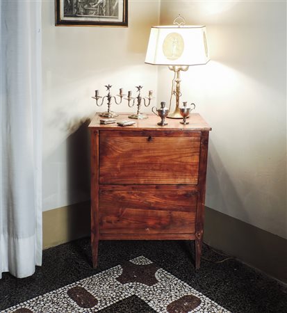 COMODINO A COMODA IMPIALLACCIATO IN CILIEGIO fine del XVIII secolo fronte...