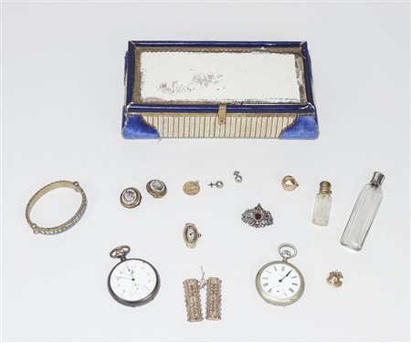 LOTTO DI CURIOSITÀ D'EPOCA contenute in una scatolina antica tra cui due...