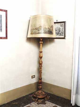 PIANTANA IN LEGNO INTAGLIATO E DORATO prima metà del XX secolo su tre piedi a...