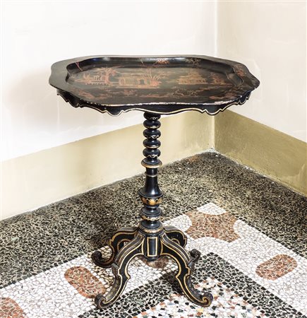 TAVOLINO VASSOIO IN LEGNO LACCATO XIX secolo piano sagomato dipinto con...