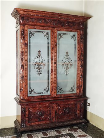 VETRINA IN NOCE fine del XIX secolo riccamente intagliata in stile...
