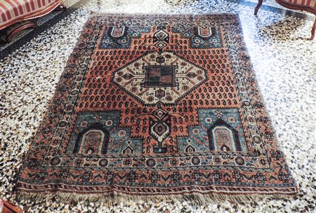 TAPPETO CAUCASICO fondo mattone, campo con medaglione centrale e motivi...