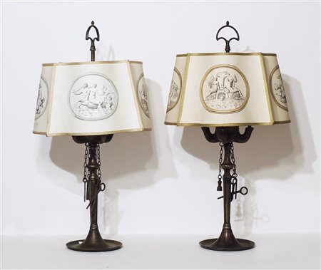 COPPIA DI LUCERNE IN OTTONE montate a lume e corredate di paralume in carta h...