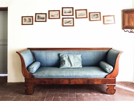 DIVANO A BARCA IMPIALLACCIATO IN PIUMA DI NOCE prima metà del XIX secolo alti...