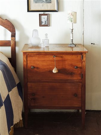 COMODINO A COMODA IN LEGNO TENERO fine del XVIII secolo piano ad alzarsi,...