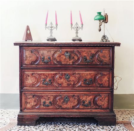 CASSETTONE LISTRATO IN NOCE E RADICA DI NOCE XVII secolo fronte dritto a tre...