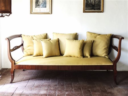 DIVANO A PANCA IN NOCE prima metà del XIX secolo alti braccioli a giorno...