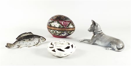 LOTTO DI SCATOLINE tra cui una a forma di uovo in porcellana di Vienna, difetti