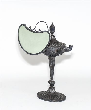 LUCERNA IN METALLO ARGENTATO fine del XIX secolo stelo baccellato su base...