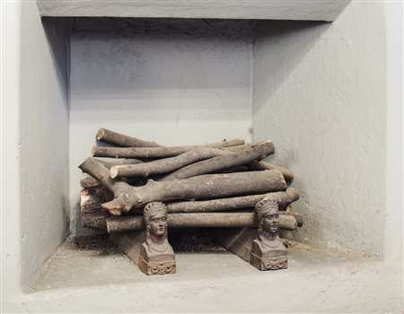 COPPIA DI ALARI IN GHISA realizzati come due busti classici