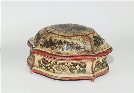 COFANETTO IN LEGNO LACCATO XIX secolo di forma sagomata, dipinto dipinto con...