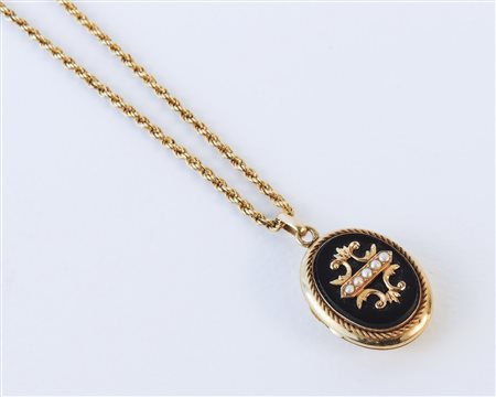 PENDENTE-RICORDO IN ORO GIALLO, ONICE E MICROPERLE inizio del XX secolo...