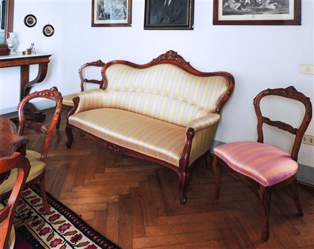 DIVANO IN NOCE seconda metà del XIX secolo schienale sagomato e intagliato,...