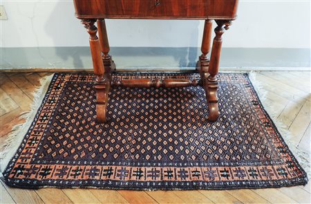 TAPPETO PERSIANO fondo marrone, campo con motivi geometrici cm 134x85