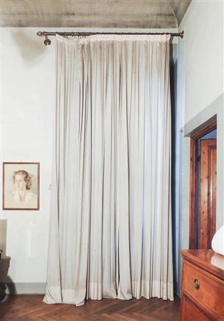 DUE TENDE IN SETA BIANCA corredate da bastone in ottone con finale a pigna...