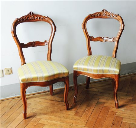 SERIE DI SEI SEDIE IN NOCE seconda metà del XIX secolo schienale intagliato...