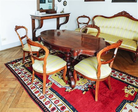 TAVOLO DA CENTRO IMPIALLACCIATO IN MOGANO metà del XIX secolo piano sagomato...