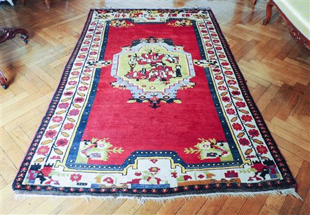 TAPPETO CAUCASICO fondo bordeaux, medaglione centrale stilizzato nei toni del...