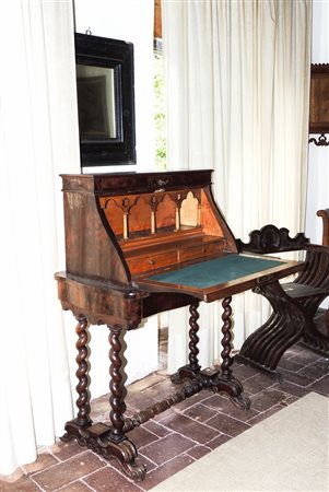 SCRITTOIO DA SIGNORA IMPIALLACCIATO IN PIUMA DI NOCE E PIUMA DI MOGANO metà...