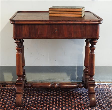 TAVOLINO DA LAVORO IMPIALLACCIATO IN NOCE seconda metà del XIX secolo un...