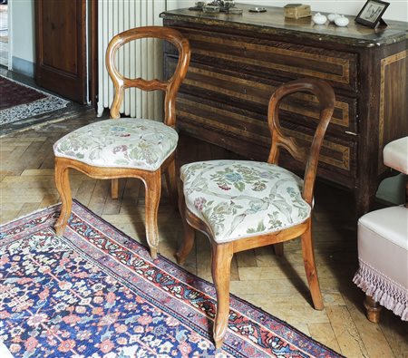 SERIE DI QUATTRO SEDIE BASSE IN NOCE seconda metà del XIX secolo schienale...