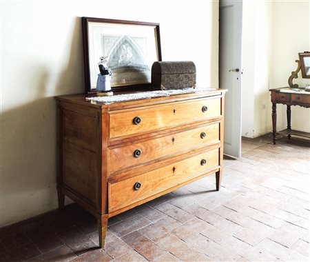 CASSETTONE IN CILIEGIO inizio del XIX secolo fronte dritto a tre cassetti con...