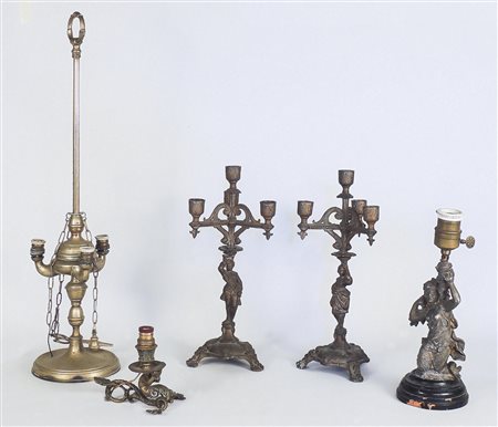 LOTTO DI LUMI DA TAVOLO inizio del XX secolo coppia di candelieri in...