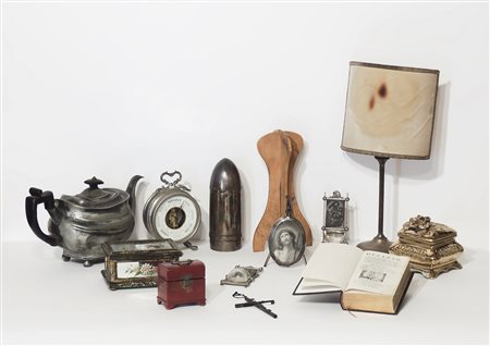 LOTTO DI CURIOSITÀ D'EPOCA tra cui cornicetta votiva in argento, due piccole...