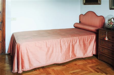 TESTIERA PER LETTO SINGOLO di forma sagomata, imbottita e rivestita in...