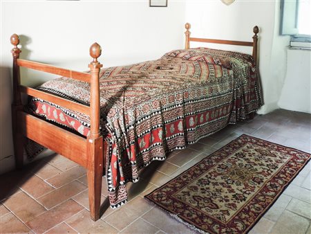 LETTO SINGOLO IN CILIEGIO XIX secolo testiere con finali a ghianda, gambe a...