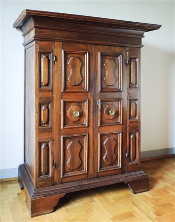 PICCOLO ARMADIO IN NOCE XVII secolo cappello modanato, fronte dritto a due...
