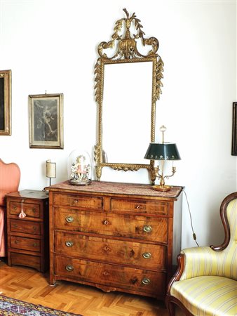 CASSETTONE IMPIALLACCIATO IN NOCE XIX secolo intarsiato con filettature,...