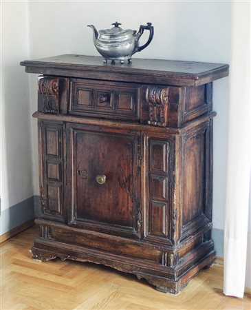 PICCOLO STIPO IN NOCE XVII secolo fronte ad un cassetto con uno sportello...