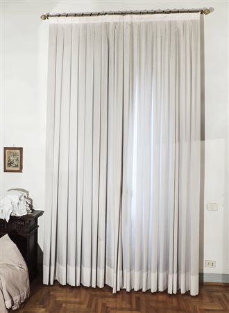 DUE TENDE IN SETA BIANCA corredate da bastone per tende in ottone con finali...