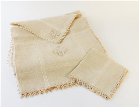 TOVAGLIA IN LINO COLOR ECRÙ inizio del XX secolo con applicazioni in...