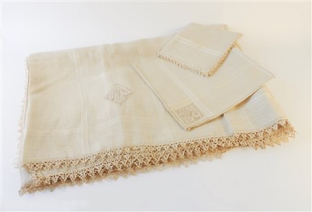 TOVAGLIA IN LINO COLOR ECRÙ inizio del XX secolo con applicazioni in...