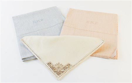 LOTTO DI BIANCHERIA fine del XIX/inizio del XX secolo composto da due...