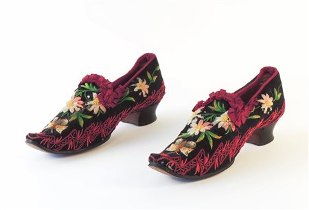 LOTTO VINTAGE XIX secolo un paio di scarpine da donna con tomaia in panno...