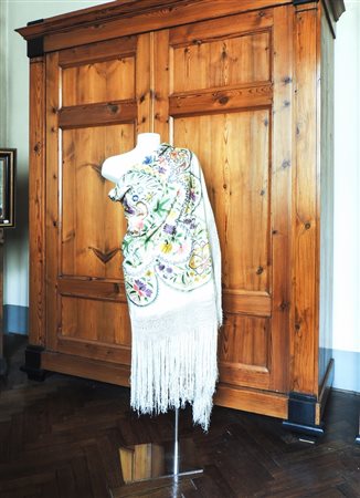 GRANDE SCIALLE IN SETA COLOR CREMA inizio del XX secolo finemente ricamato in...